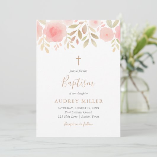 Blush Florals Cross Baptisse Einladung (Stehend Vorderseite)