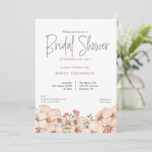 Blush Florals Script Brautparty Einladung (Stehend Vorderseite)