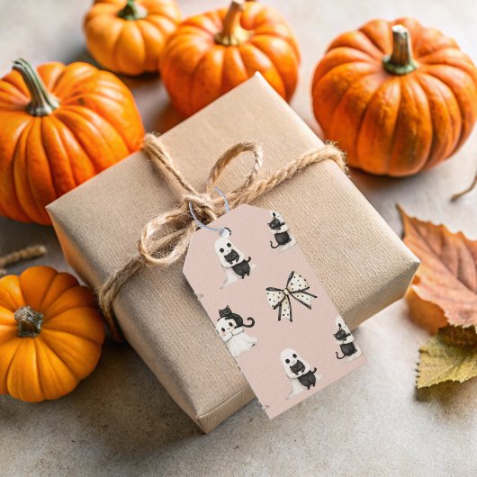 Blush-Geister, die Cats-Geschenktasten halten Geschenkanhänger