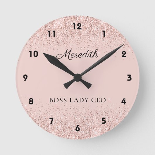 Blush Glitzer Boss Lady CEO Personalisiert Keepake Runde Wanduhr (Vorderseite)