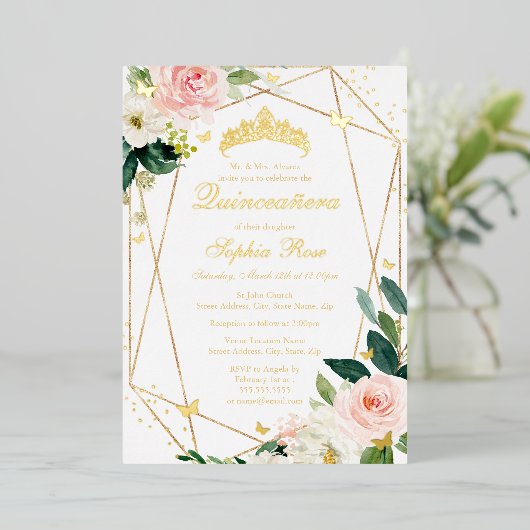 Blush Gold Floral Butterfly Quinceanera Folieneinladung (Stehend vorne)