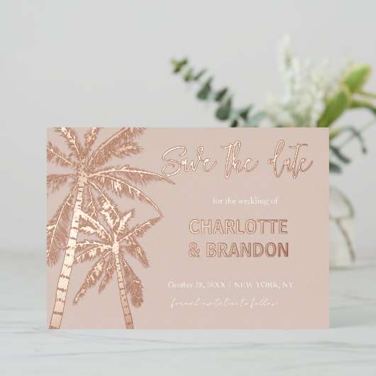 Blush Gold Palm Trees Beach Hochzeit Save the Date Folieneinladung (Stehend vorne)
