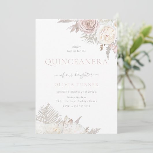 Blush & Ivory Blumenkohl Quinceanera Party Feier Einladung (Stehend Vorderseite)