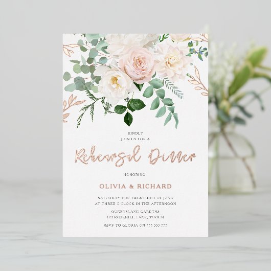 Blush & Ivory Flowers Rose Gold Rehearsal Dinner Folieneinladung (Stehend vorne)