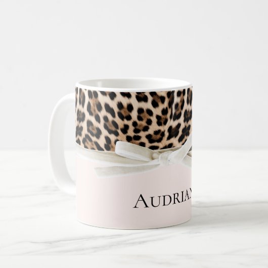 Blush Leopard White Bow Kaffeetasse (Vorderseite Links)
