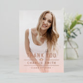 Blush Moderne Typografie 2 Foto Grad Vielen Dank Folieneinladung (Stehend vorne)