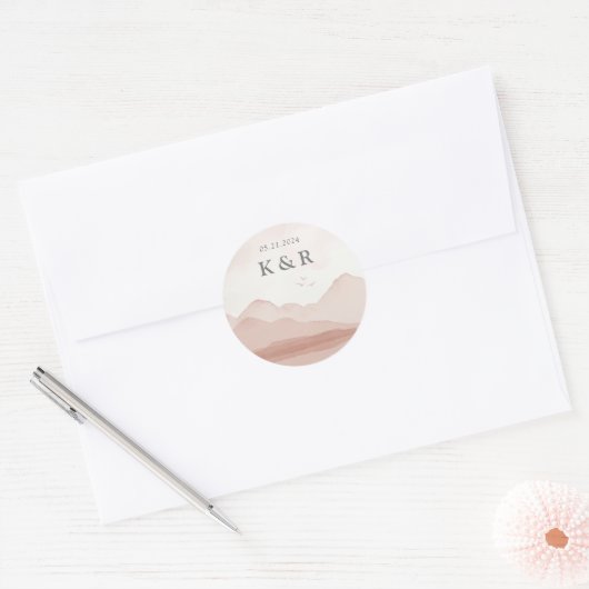 Blush Mountain Range Landscape Wedding Monogram Runder Aufkleber (Umschlag)