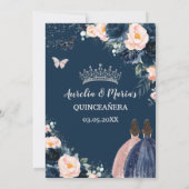 Blush Navy Blue Floral Silver Twins Quinceañera Einladung (Rückseite)