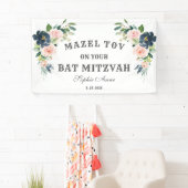 Blush Navy Blumen Bat Mitzvah Begrüßungszeichen Banner (Insitu)