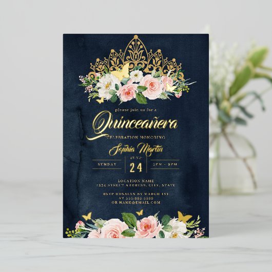 Blush Navy Gold Floral Butterfly Tiara Quinceanera Folieneinladung (Stehend vorne)