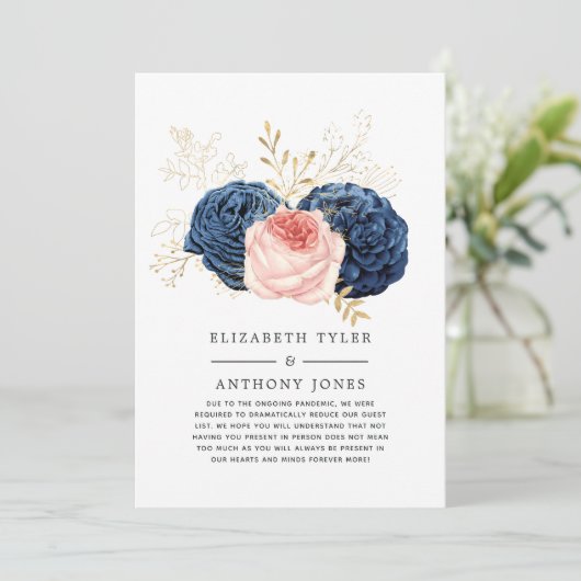 Blush, Navy und Gold Floral Reduced Wedding Gast Ankündigung (Stehend Vorderseite)