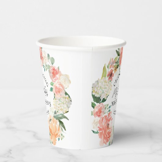 Blush Peach Bloral Wreath Braut und Groom Hochzeit Pappbecher (Rechts)