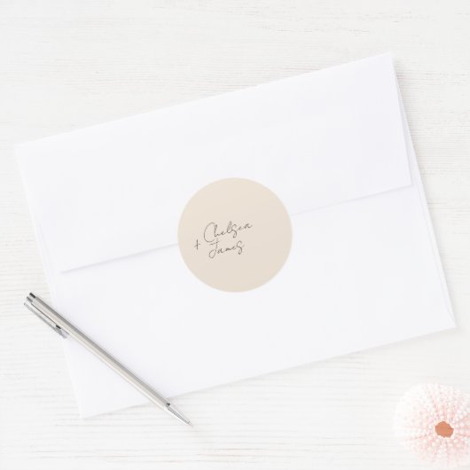 Blush Peach | Chic Script Minimalistisch Wedding Runder Aufkleber (Umschlag)