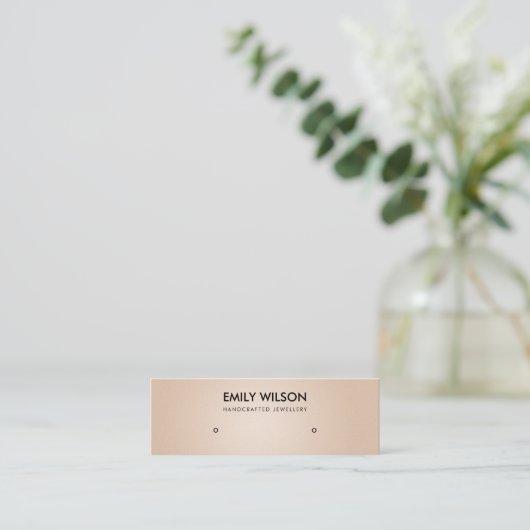 BLUSH-PEACH-STUDIE MIT EARRING DISPLAY LOGO MINI VISITENKARTE (Stehend Vorderseite)