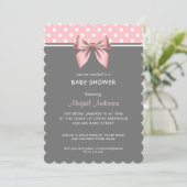 Blush Pink and Grey Polka Dot Bow Baby Showdusche Einladung (Stehend Vorderseite)