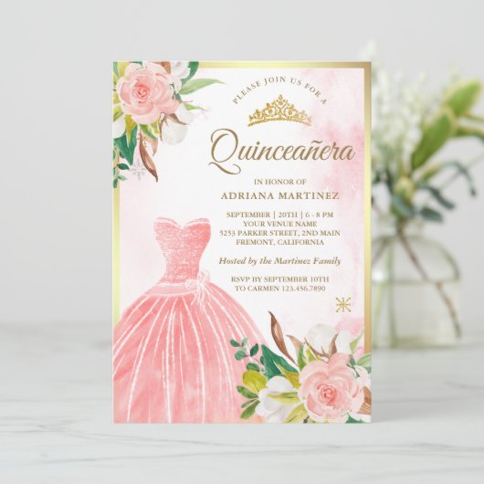 Blush Pink Aquarell Blumengrün Gold Quinceanera Einladung (Stehend Vorderseite)