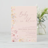 Blush Pink Baby In Bloom Wildflower QR Baby Shower Einladung (Stehend Vorderseite)