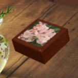 Blush Pink Bearded Iris Geschenkboxen<br><div class="desc">In dieser hölzernen Geschenkboxen mit Keramik-Fliesen,  die das Foto eines rot-rosa,  bärtige Iris-Blüte mit lila Akzenten zeigt,  können Sie Schmuck,  Schmuck und andere kleine Pfannkuchen aufbewahren. Ein schönes,  blumengeschmücktes Design! Wählen Sie Ihre Geschenkboxen und Farbe.</div>