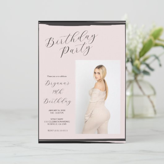 Blush Pink & Black Foto Trendy Modern Geburtstag Einladung (Stehend Vorderseite)