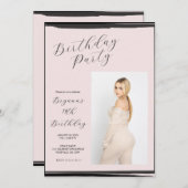 Blush Pink & Black Foto Trendy Modern Geburtstag Einladung (Vorne/Hinten)