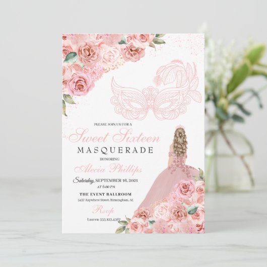 Blush Pink Blumenmasquerade Sweet 16 Einladung (Stehend Vorderseite)