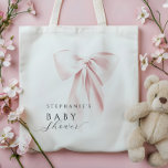 Blush Pink Bow Baby Dusche Tragetasche<br><div class="desc">Fügen Sie Ihrer Babydusche eine Touch von Eleganz und Süße hinzu, mit dieser schicken Tasche mit einem zarten rosafarbenen Bogen und einem personalisierten Script-Initialmonogramm. Das weiche, feminine Design macht es zu einem perfekten Accessoire für Mütter und Gäste, das dem Event einen niedlichen und stilvollen Akzent verleiht. Passen Sie es mit...</div>
