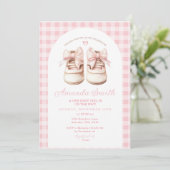 Blush Pink Bow Baby Shows Gingham Arch Baby Shower Einladung (Stehend Vorderseite)