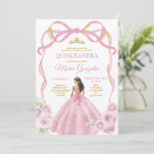 Blush Pink Bow Princess Gold Crown Quinceañera Einladung (Stehend Vorderseite)
