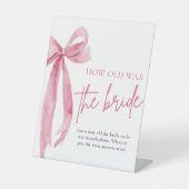 Blush Pink Bow wie alt war das Brautparty der Brau Sockelschild (Vorderseite)