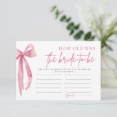 Blush Pink Bow wie alt war die Braut, um Spiel zu  Einladung (Stehend Vorderseite)