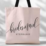 Blush Pink Bridesmaid Modernes Skript Tasche<br><div class="desc">Zeigen Sie Ihrem Brautparty mit dieser stylischen rötlich-rosa Totentasche Ihre Wertschätzung. Diese Tasche mit modernem Drehbuch und dem Namen Ihrer Brautjungfrau ist praktisch und elegant zugleich. Die weiche Farbe und das schicke Design machen es perfekt, um das Wesentliche des Hochzeitstages oder Alltagsgegenstände zu tragen. Diese personalisierte Totttasche verleiht den Brautmädchen...</div>