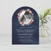 Blush Pink Burgundy Blumenarch Foto Hochzeit Einladung (Stehend Vorderseite)