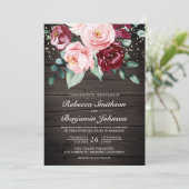 Blush Pink Burgundy Floral QR Code Wood Wedding Einladung (Stehend Vorderseite)
