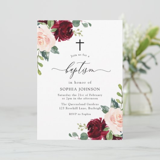 Blush Pink Burgundy Rote Flora Kreuz Taufe Einladung (Stehend Vorderseite)