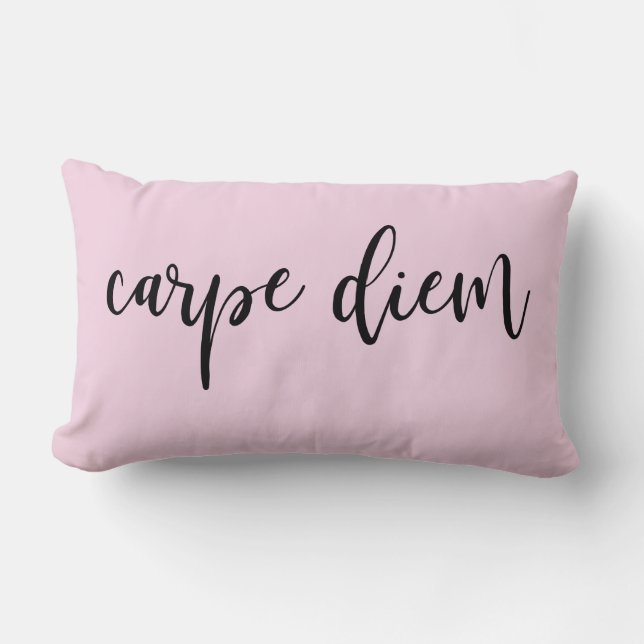 Blush Pink Carpe Diem Elegantes Skript Lendenkissen (Vorderseite)