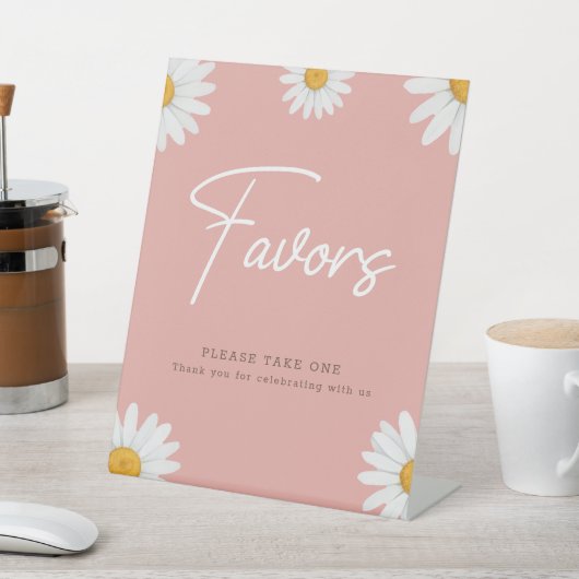Blush Pink Daisy Floral Baby Shower Favors Sockelschild (In SItu)