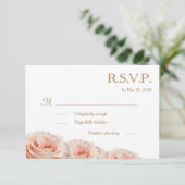 Blush Pink Dewy Rose Floral White Wedding RSVP Einladung (Stehend Vorderseite)
