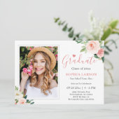 Blush Pink Dusty Blue Floral Foto Abschluss Einladung (Stehend Vorderseite)