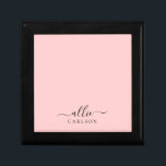 Blush Pink Dusty Pink Moderner Minimalistischer Na Erinnerungskiste<br><div class="desc">Eine moderne und einfache,  individuelle Name-Sake-Box. Vorname in einem schönen,  modernen Drehbuch,  gepaart mit einem Block Typografie-Schriftart,  auf einem eleganten und farbenfrohen Hintergrund. Einfach den Namen und die Hintergrundfarbe anpassen! Perfektes Geschenk für jeden Anlass: Hochzeit,  Brautparty,  16 Geburtstag,  Jubiläum,  Babydusche,  Verlobungsfeier oder Junggeselinnen-Abschied Geschenk!</div>