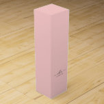 Blush Pink Dusty Pink Moderner Minimalistischer Na Weinbox<br><div class="desc">Eine moderne und schlichte Geschenkbox aus individuelle Name. Vorname in einem schönen,  modernen Drehbuch,  gepaart mit einem Block Typografie-Schriftart,  auf einem eleganten und farbenfrohen Hintergrund. Einfach den Namen und die Hintergrundfarbe anpassen! Perfekt für jede Gelegenheit: Hochzeit,  Brautparty,  Jubiläum,  Babydusche,  Verlobungsfeier oder Junggeselinnen-Abschied Geschenk!</div>