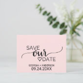 Blush Pink Einfache Kalligraphie Rette unser Datum Ankündigungspostkarte (Stehend Vorderseite)