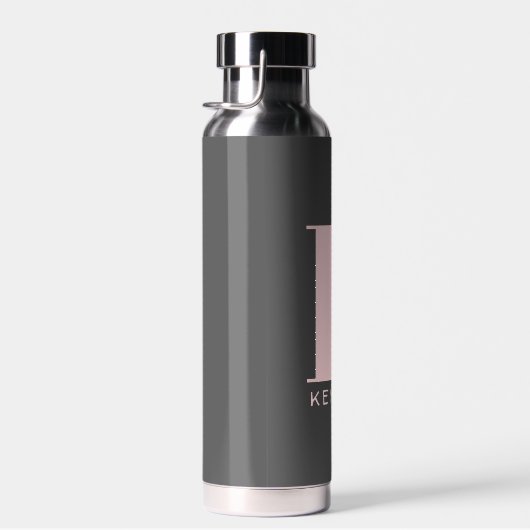 Blush Pink Einfache Monogramm auf Karkohle Grau Trinkflasche (Rechts)