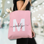 Blush Pink Elegante Script Name Monogram Tasche<br><div class="desc">Personalisiert Girly Blush Pink und White Trendy Moderne Script Name Monogram Tote Bag. Mit dieser schicken und spielerischen Tasche verleihen Sie Ihrem Alltag eine weiche und feminine Touch. Diese Tasche mit einem rot-rosa Hintergrund und einem fett-weißen Initial (ohne Schimmer oder Folie), gepaart mit einem schlichten schwarzen Skriptnamen monogramm, verbindet mädchenhafte...</div>