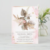 Blush Pink Floral Boho Pampas Wood Cross Taufe Einladung (Stehend Vorderseite)