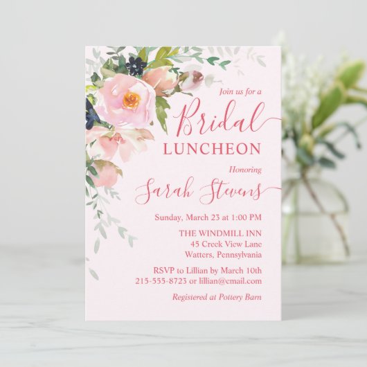 Blush Pink Floral Bouquet Bridal Luncheon Einladung (Stehend Vorderseite)