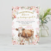 Blush Pink Floral Cow Farm Girl Babydusche Einladung (Stehend Vorderseite)