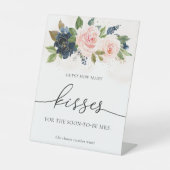 Blush Pink Floral Gast wie viele Küsse Sockelschild (Vorderseite)