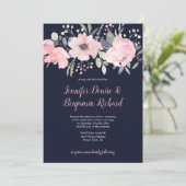 Blush Pink Floral Header auf Navy Hochzeit | Einladung (Stehend Vorderseite)