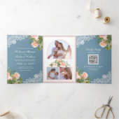 Blush Pink Floral Lace Dusty Blue QR Code Hochzeit Dreifach Gefaltete Einladung (Innenseite)