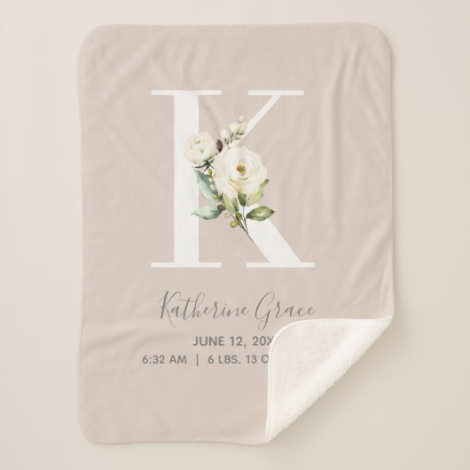 Blush Pink Floral Letter K Baby Script Geburtsstun Sherpadecke (Vorderseite)